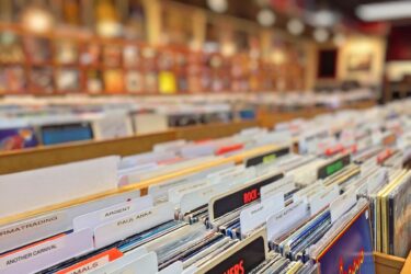 レコードブームで増加する「街のレコード店」－大型チェーン店を脅かすその魅力とは